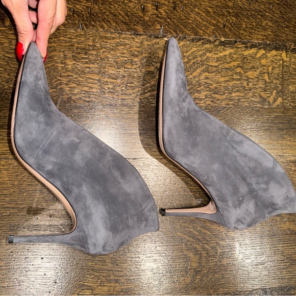 Gianvito Rossi Suede Pumps
Grey
Pointed-Toe Size 40.5 - Picture 2 of 3